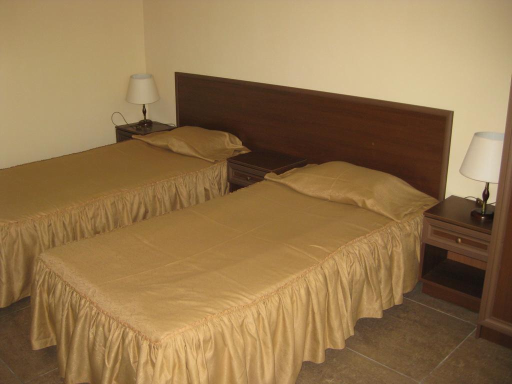 Chambre Double ou Lits Jumeaux (2 Adultes + 1 Enfant)